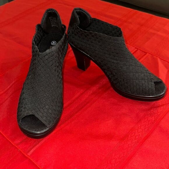 NWOT Bernie Mev Elegant Black Mesh Women's Peep-Toe Heels Size 40 - Picture 1 of 10